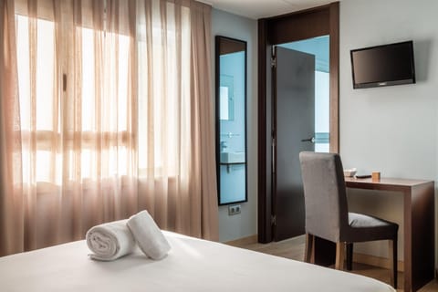 Bed, TV and multimedia, Photo of the whole room, Bedroom, hair dresser, towels