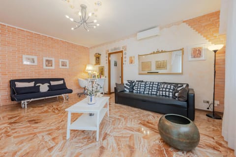 Living room, Seating area, air conditioner