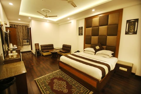 Bed, TV and multimedia, Coffee/tea facilities, Photo of the whole room, Decorative detail, Seating area, Bedroom, air conditioner