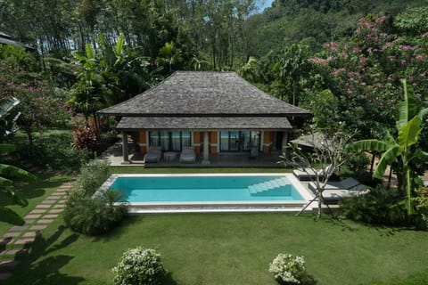 Restaurant/places to eat, Communal lounge/ TV room, People, Activities, BBQ facilities, Fishing, Garden, Balcony/Terrace, Decorative detail, Canoeing, Cycling, Diving, Animals, Communal kitchen, Pets, Guests, Pool view, Sea view, Swimming pool, Meals, Continental breakfast, Asian breakfast, American breakfast, Lunch, Dinner, Alcoholic drinks, Non alcoholic drinks, young children, older children, Certificate/Award, Family