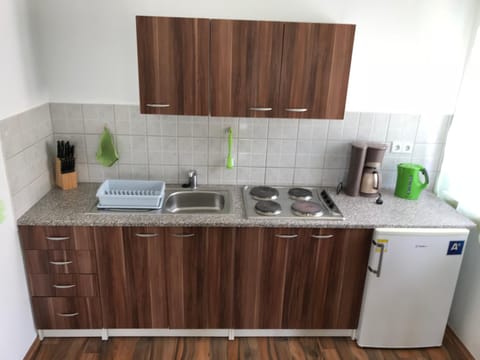 Coffee/tea facilities, Kitchen or kitchenette, stove