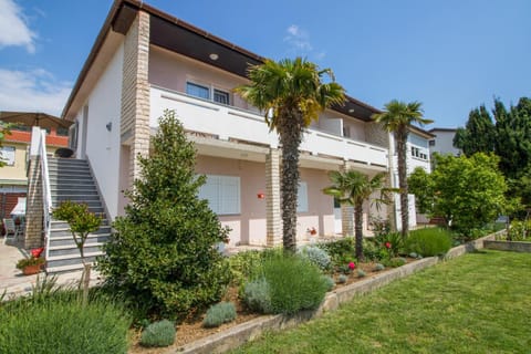 Property building, Facade/entrance, Garden