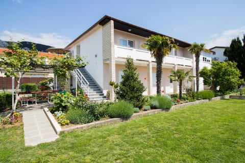 Property building, Facade/entrance, Garden