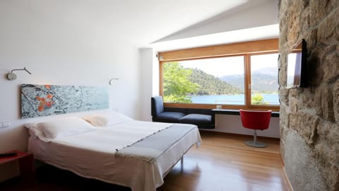 Bed, Photo of the whole room, Lake view, Mountain view