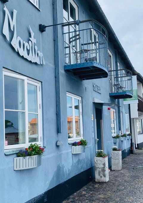 Property building, Restaurant/places to eat