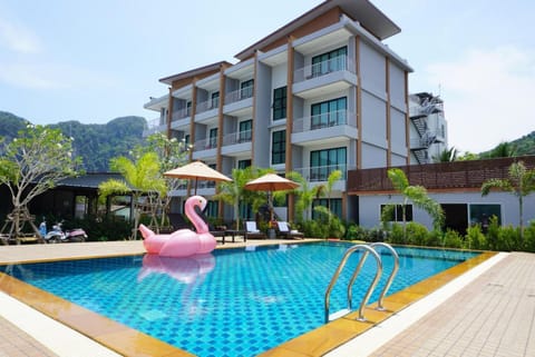 Property building, Day, Natural landscape, Mountain view, Pool view, Swimming pool, sunbed