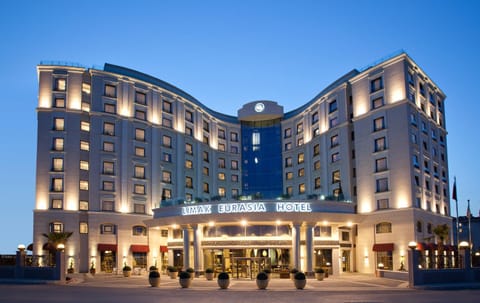 Property building, Restaurant/places to eat, Night, Spa and wellness centre/facilities, City view, Swimming pool, Breakfast, Location