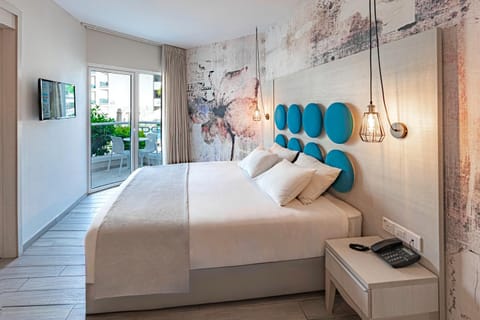 Bed, TV and multimedia, Photo of the whole room, Bedroom