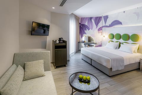 Bed, TV and multimedia, Photo of the whole room, Seating area, Bedroom, minibar