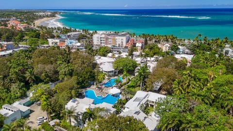 Property building, Nearby landmark, Bird's eye view, Beach, City view, Pool view, Sea view, Swimming pool