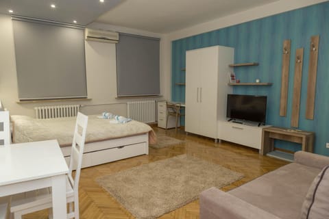 Photo of the whole room, Decorative detail