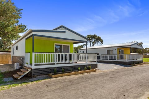 Property building, Patio, Balcony/Terrace
