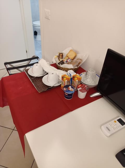 TV and multimedia, Food and drinks, Breakfast, Continental breakfast