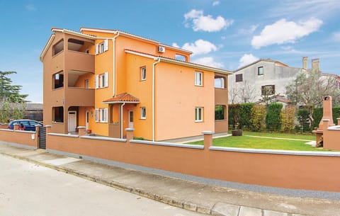 Facade/entrance, Off site, Area and facilities