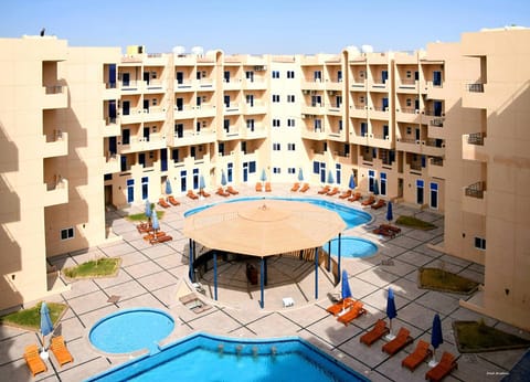 Restaurant/places to eat, Floor plan, Pool view, Swimming pool