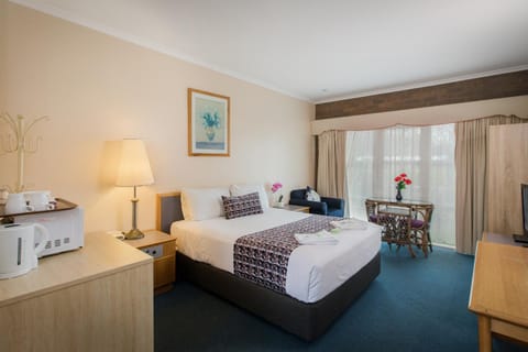 Seating area, Dining area, Bedroom