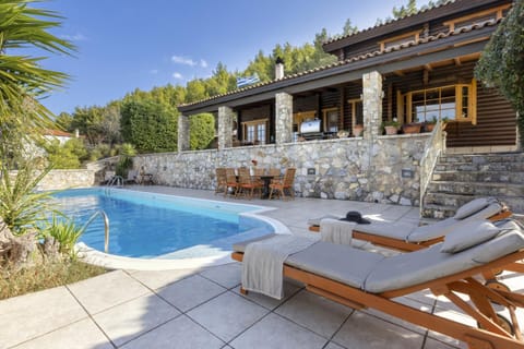 Property building, Patio, Day, Natural landscape, Garden view, Swimming pool, sunbed