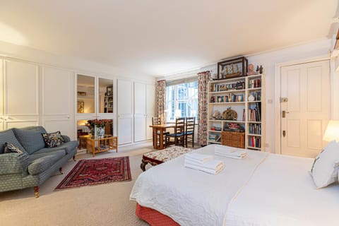Bed, Living room, Seating area