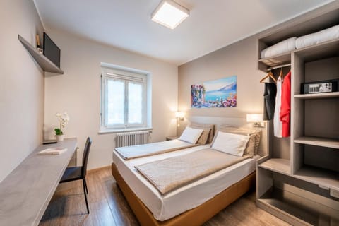 Bed, Photo of the whole room, Seating area, Bedroom