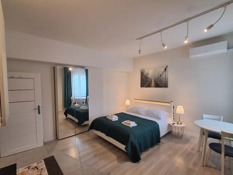 Photo of the whole room, Bedroom, wardrobe