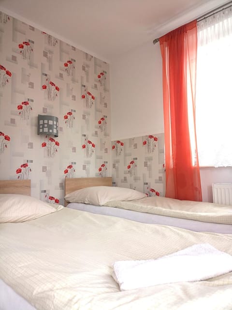 Bed, TV and multimedia, Photo of the whole room, Bedroom, towels