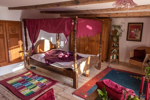 Photo of the whole room, Decorative detail