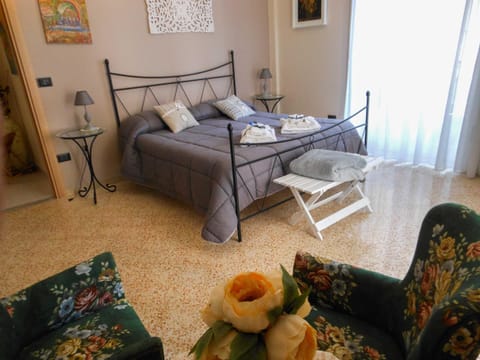 Bed, Balcony/Terrace, Photo of the whole room, Bedroom, internet, locker, air conditioner