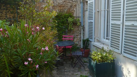 Le Petit Mansart Apartment in Versailles