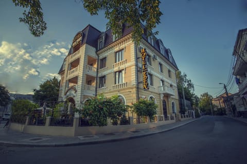 Facade/entrance