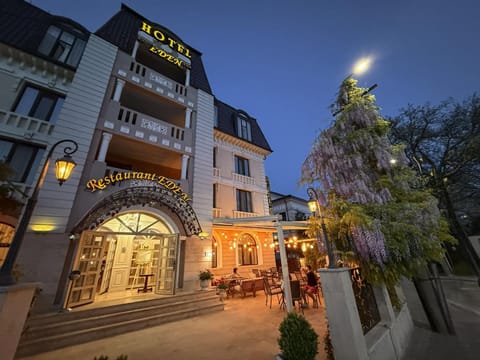 Property building, Restaurant/places to eat, Facade/entrance, Balcony/Terrace