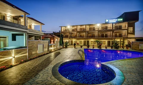 Facade/entrance, Swimming pool