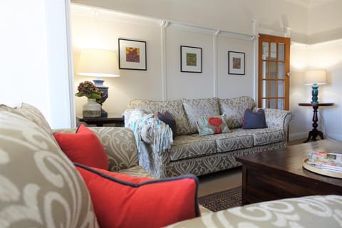 Living room, Photo of the whole room, Seating area
