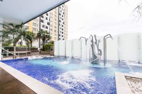 Hot Tub, City view, Landmark view, Mountain view, Pool view, Swimming pool, Swimming pool, Entertainment, sunbed