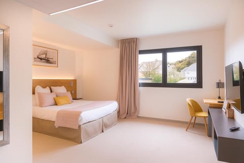 Bed, Photo of the whole room, Seating area, Bedroom, Garden view, Garden view