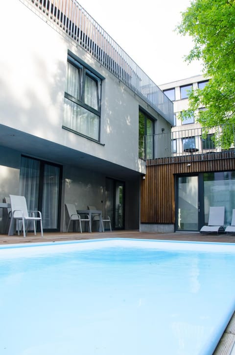 Swimming pool, Swimming pool