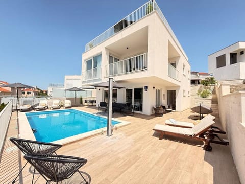 Property building, Balcony/Terrace, Pool view, Swimming pool, sunbed