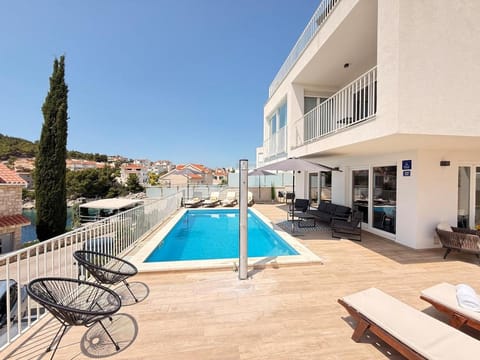 Property building, Balcony/Terrace, Pool view, Swimming pool, sunbed