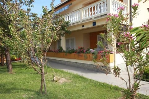 Apartments Jagoda in a Quiet Area Bed and Breakfast in Lika-Senj County