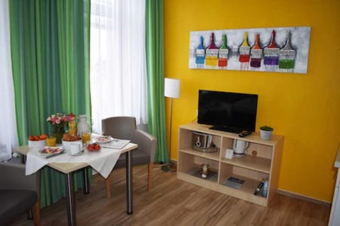 TV and multimedia, Photo of the whole room, Seating area, Dining area