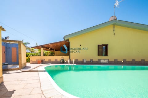 Property building, Day, Pool view, Swimming pool, sunbed