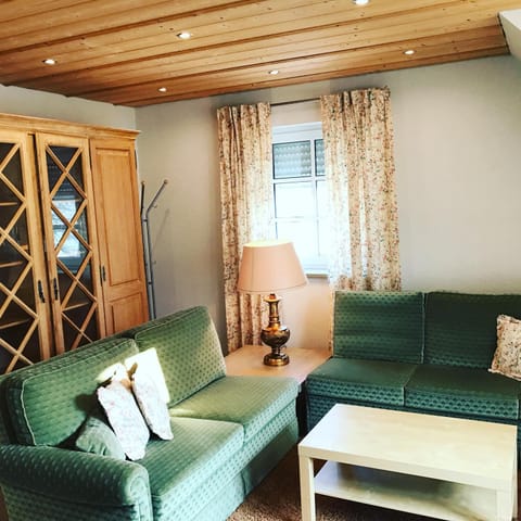 Photo of the whole room, Decorative detail
