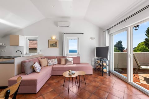 TV and multimedia, Balcony/Terrace, Seating area, air conditioner