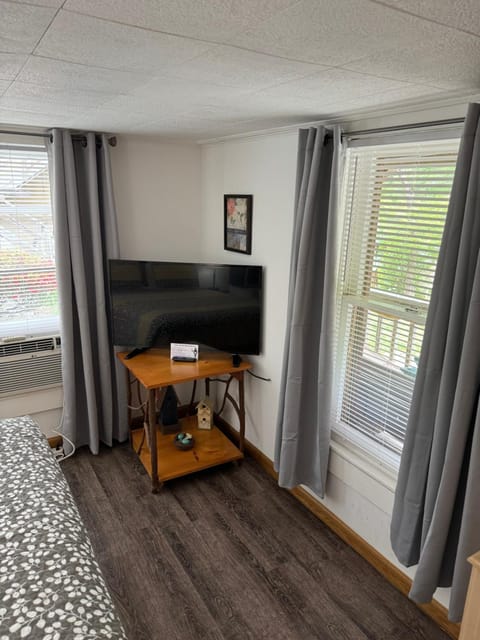 The Evening Shade River Lodge and Cabins Cabin in Chimney Rock