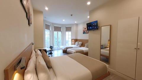 Bed, TV and multimedia, Seating area, Bedroom