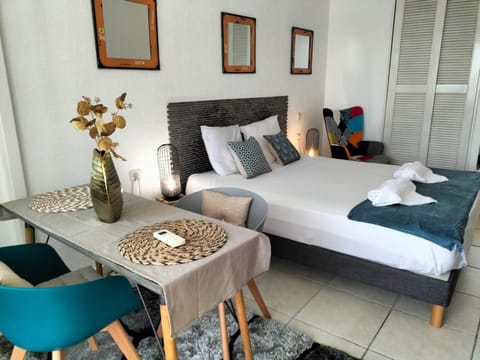 Bed, Photo of the whole room, Seating area