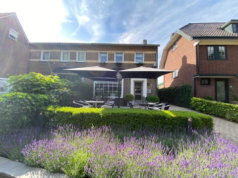 Property building, Restaurant/places to eat