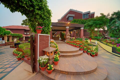 Property building, Facade/entrance, Garden