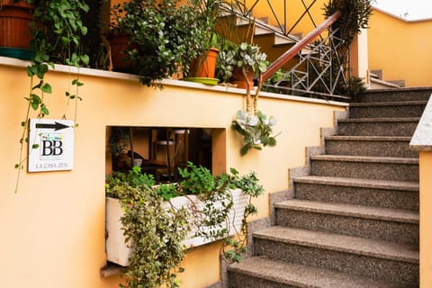 Property building, Facade/entrance, Day, Logo/Certificate/Sign, Street view, Parking, internet