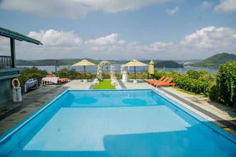 Day, Swimming pool
