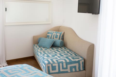 Bed, TV and multimedia, Seating area, Bedroom